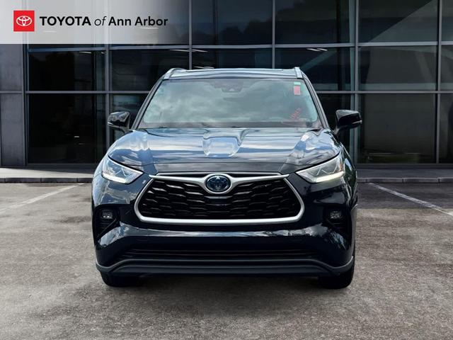 Photo of 2023 Midnight Black Metallic Toyota Highlander Hybrid