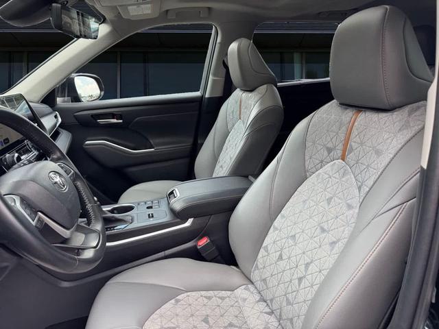 Photo of 2023 Midnight Black Metallic Toyota Highlander Hybrid