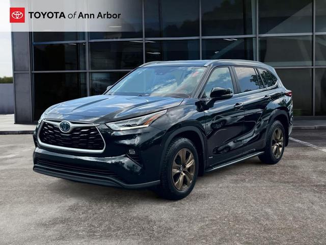 Photo of 2023 Midnight Black Metallic Toyota Highlander Hybrid