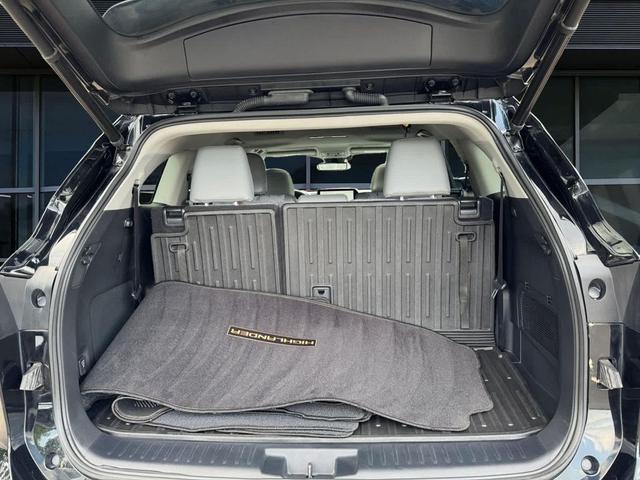 Photo of 2023 Midnight Black Metallic Toyota Highlander Hybrid