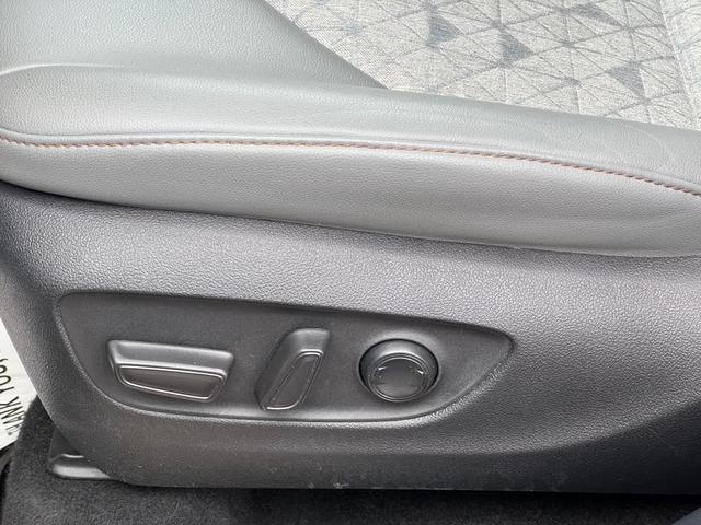 Photo of 2023 Midnight Black Metallic Toyota Highlander Hybrid