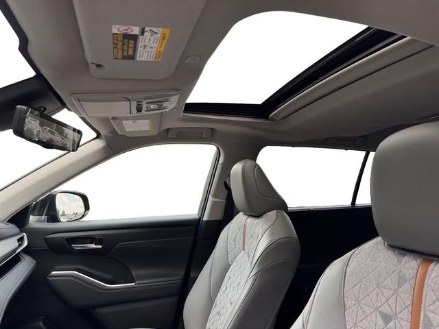 Photo of 2023 Midnight Black Metallic Toyota Highlander Hybrid