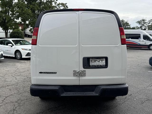 Photo of 2008 Summit White Chevrolet Express 3500