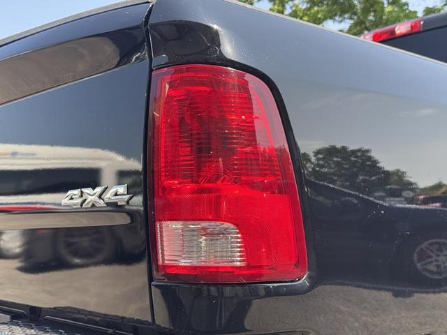 Photo of 2020 Diamond Black Crystal Pearlcoat RAM 1500
