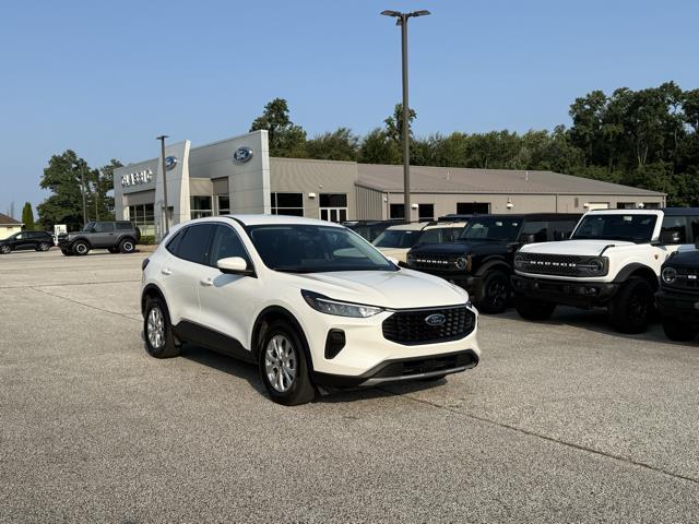 Photo of 2023 STAR WHITE METALLIC TRI-COAT Ford Escape