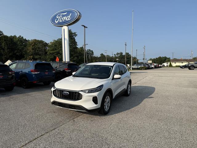 Photo of 2023 STAR WHITE METALLIC TRI-COAT Ford Escape