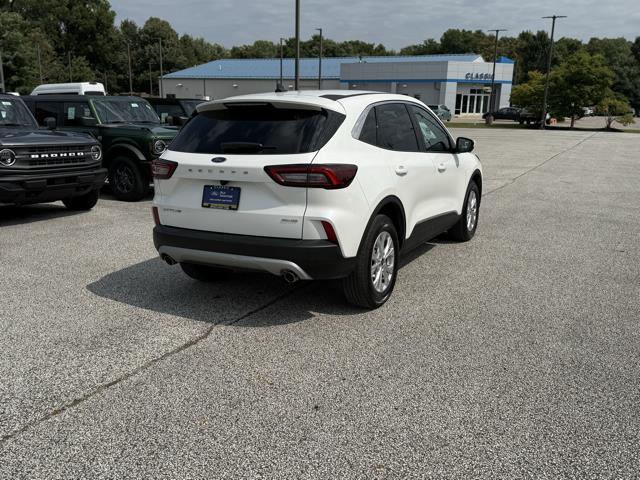 Photo of 2023 STAR WHITE METALLIC TRI-COAT Ford Escape