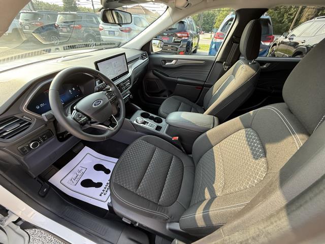 Photo of 2023 STAR WHITE METALLIC TRI-COAT Ford Escape
