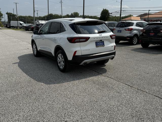 Photo of 2023 STAR WHITE METALLIC TRI-COAT Ford Escape