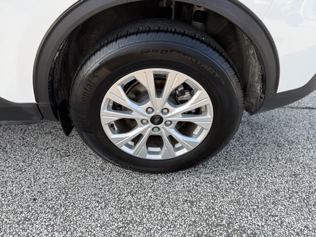 Photo of 2023 STAR WHITE METALLIC TRI-COAT Ford Escape