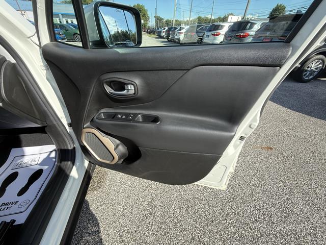 Photo of 2016 Alpine White Jeep Renegade