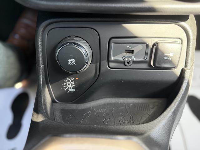 Photo of 2016 Alpine White Jeep Renegade