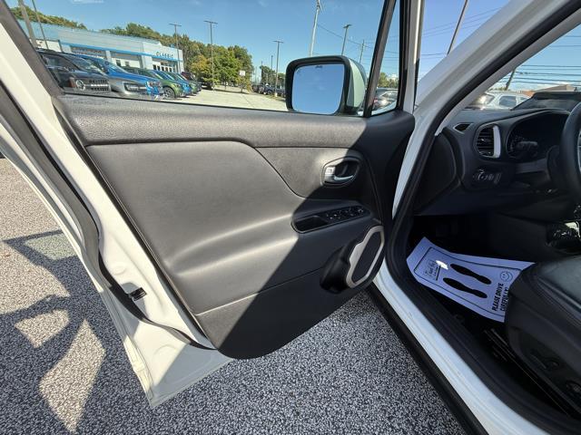 Photo of 2016 Alpine White Jeep Renegade