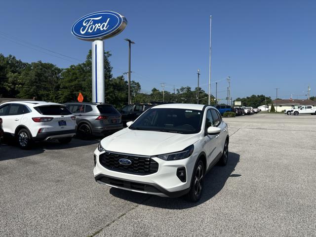 Photo of 2025 STAR WHITE METALLIC TRI-COAT Ford Escape