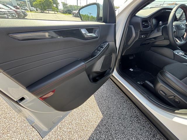 Photo of 2025 STAR WHITE METALLIC TRI-COAT Ford Escape