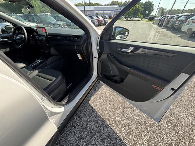 Photo of 2025 STAR WHITE METALLIC TRI-COAT Ford Escape