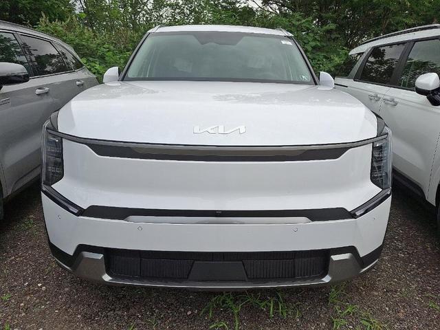 Photo of 2026 Glacial White Pearl Kia EV9