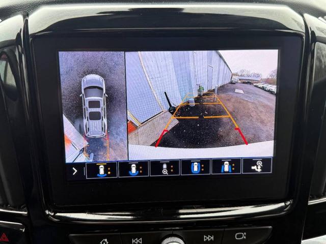 Photo of 2021 White Chevrolet Traverse
