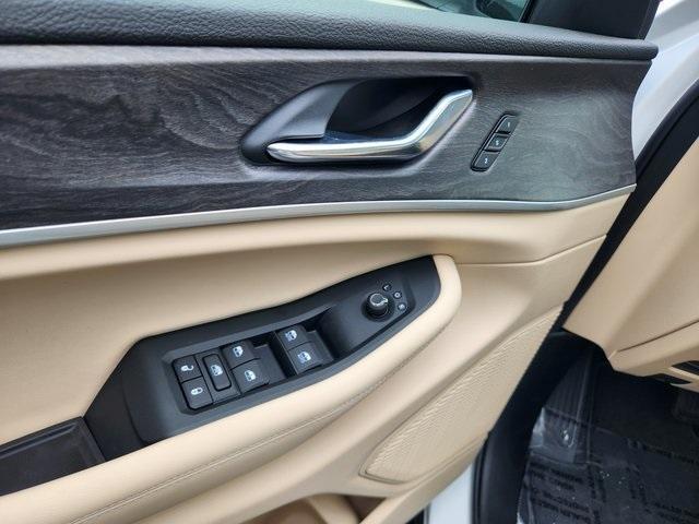 Photo of 2025 Bright White Clearcoat Jeep Grand Cherokee