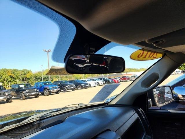 Photo of 2016 Brilliant Black Crystal Pearlcoat RAM 1500