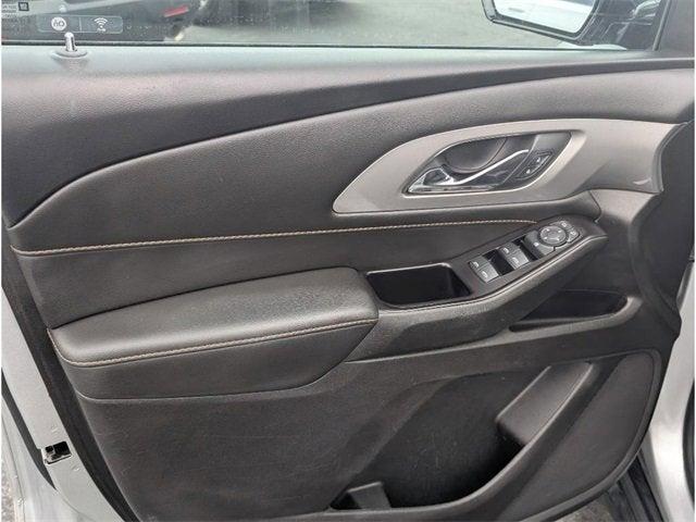 Photo of 2020 Silver Ice Metallic Chevrolet Traverse