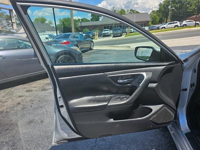 Photo of 2017 Brilliant Silver Nissan Altima