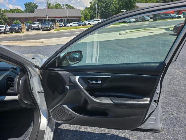 Photo of 2017 Brilliant Silver Nissan Altima