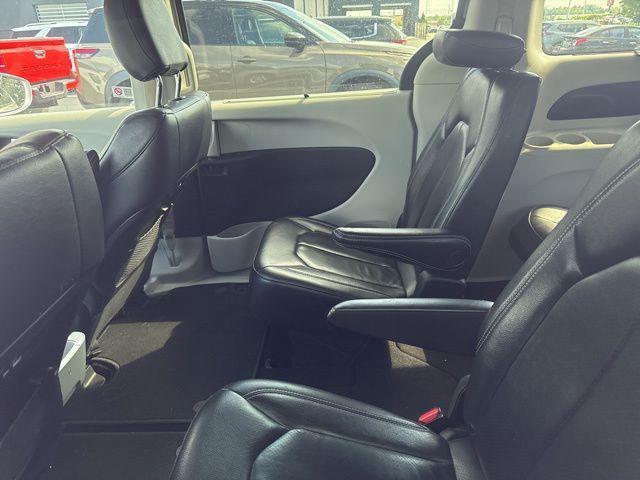 Photo of 2022 Silver Mist Clearcoat Chrysler Pacifica