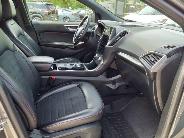Photo of 2022 Carbonized Gray Metallic Ford Edge