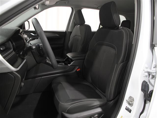 Photo of 2023 Bright White Clearcoat Jeep Grand Cherokee