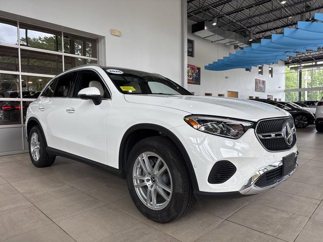 Photo of 2025 Polar White Mercedes-Benz GLC 300
