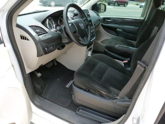 Photo of 2016 White Dodge Grand Caravan