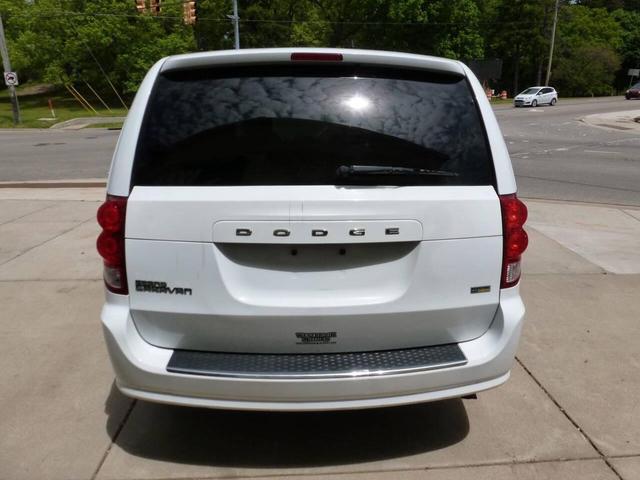 Photo of 2016 White Dodge Grand Caravan