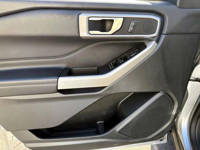 Photo of 2021 Iconic Silver Metallic Ford Explorer