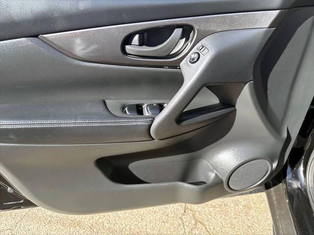 Photo of 2020 Magnetic Black Pearl Nissan Rogue