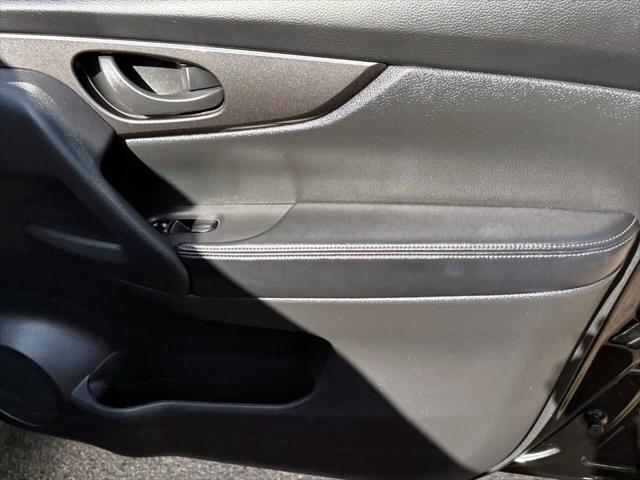 Photo of 2020 Magnetic Black Pearl Nissan Rogue