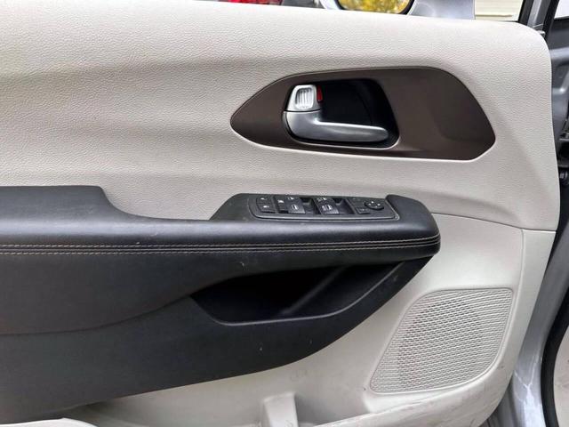 Photo of 2018 Billet Silver Metallic Clearcoat Chrysler Pacifica