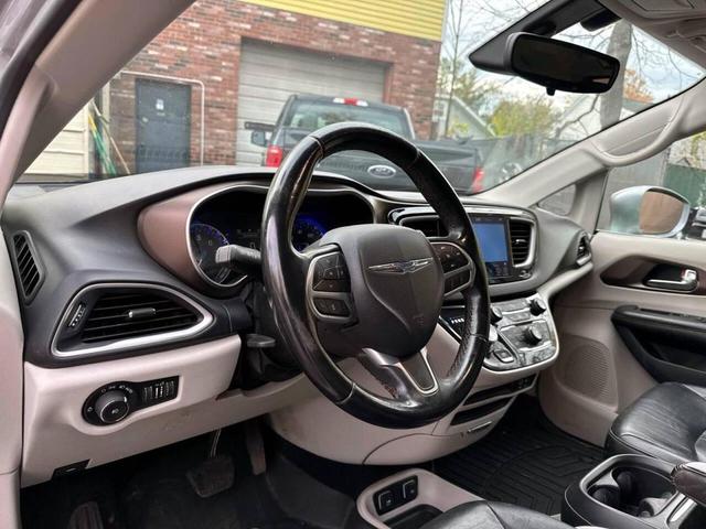 Photo of 2018 Billet Silver Metallic Clearcoat Chrysler Pacifica