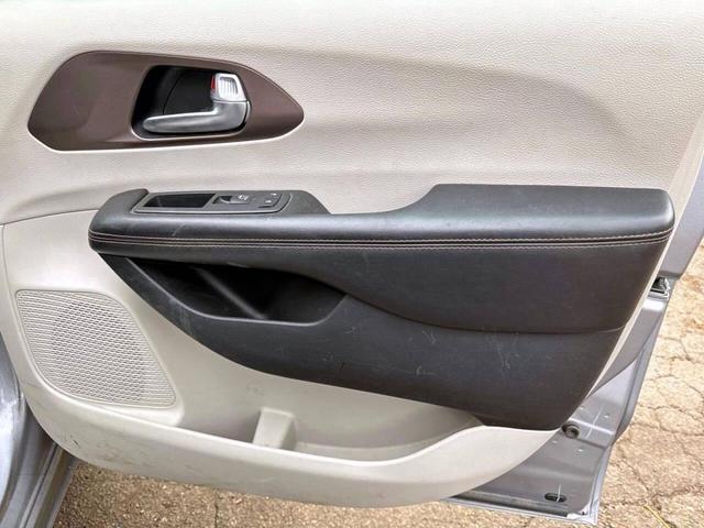 Photo of 2018 Billet Silver Metallic Clearcoat Chrysler Pacifica