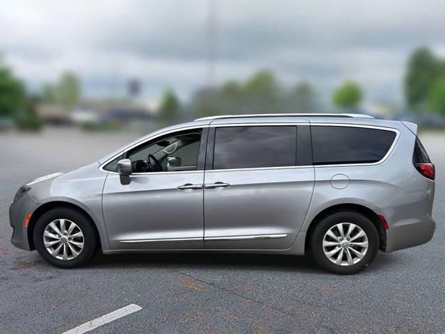 Photo of 2018 Billet Silver Metallic Clearcoat Chrysler Pacifica