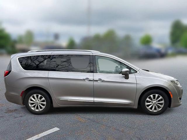 Photo of 2018 Billet Silver Metallic Clearcoat Chrysler Pacifica