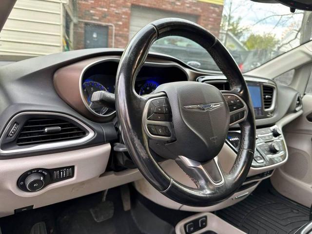 Photo of 2018 Billet Silver Metallic Clearcoat Chrysler Pacifica