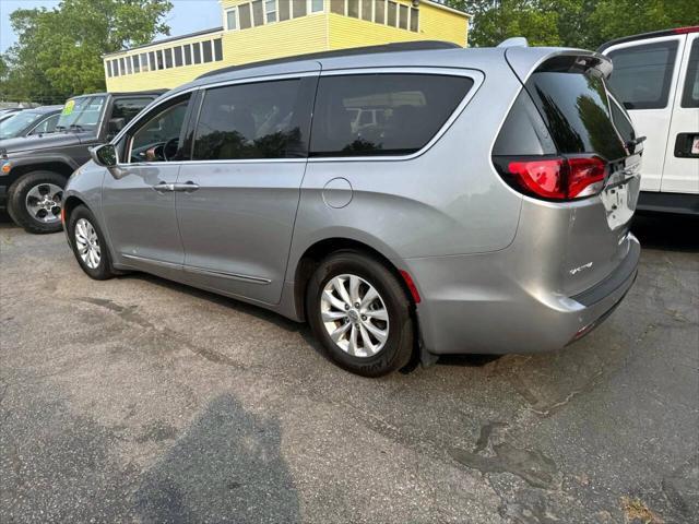 Photo of 2017 Billet Silver Metallic Clearcoat Chrysler Pacifica