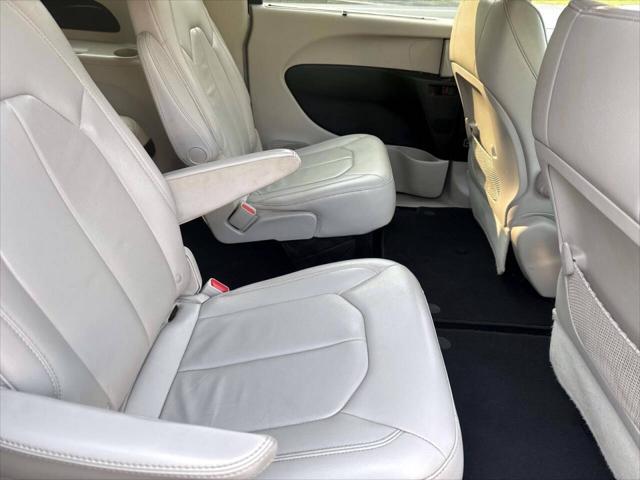 Photo of 2017 Billet Silver Metallic Clearcoat Chrysler Pacifica
