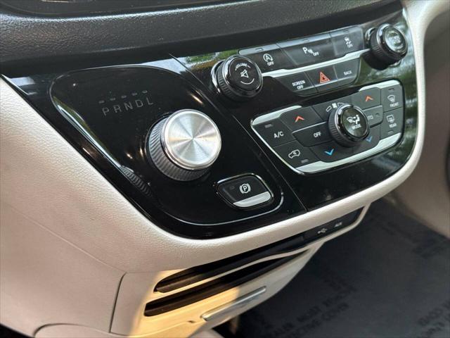 Photo of 2017 Billet Silver Metallic Clearcoat Chrysler Pacifica