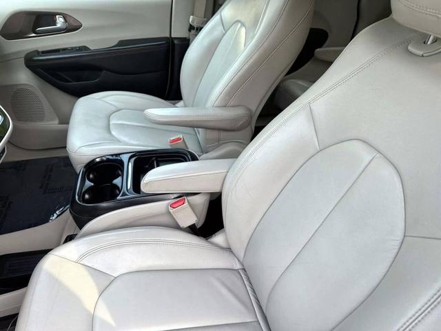 Photo of 2017 Billet Silver Metallic Clearcoat Chrysler Pacifica