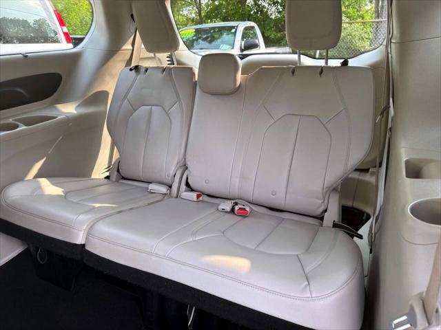 Photo of 2017 Billet Silver Metallic Clearcoat Chrysler Pacifica