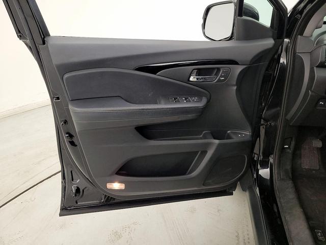Photo of 2017 Black Honda Pilot