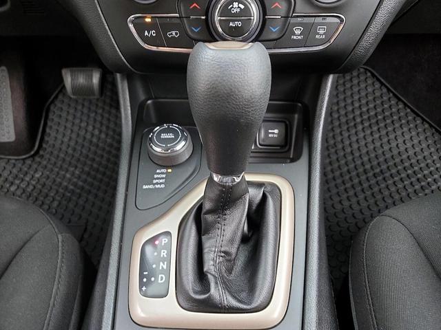 Photo of 2017 Gray Jeep Cherokee