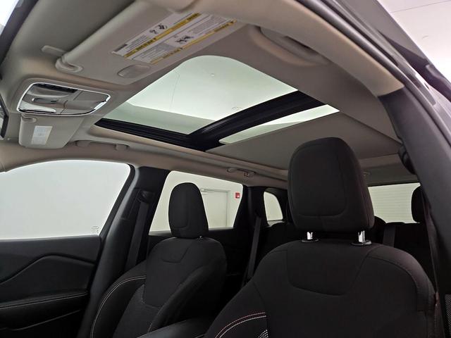 Photo of 2017 Gray Jeep Cherokee
